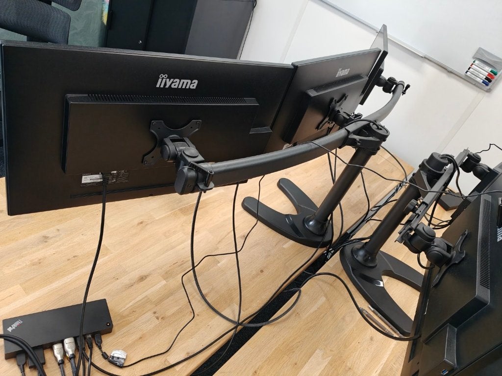 Neomounts FPMA-D700DD3 standaard voor 3 monitoren, Computers en Software, Ophalen of Verzenden, Zo goed als nieuw, Overige typen