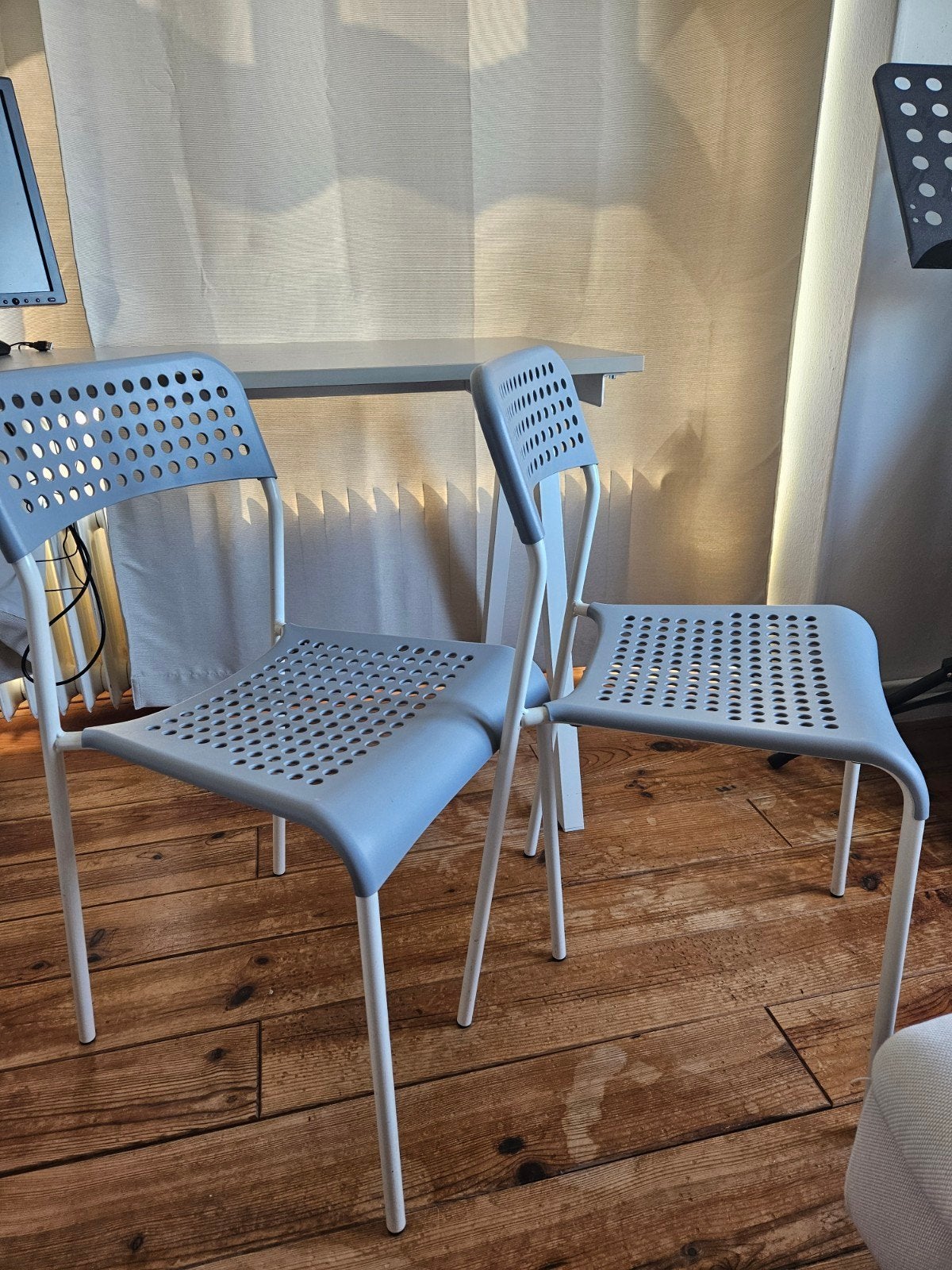 Twee grijze stoelen met witte poten, Huis en Inrichting, Stoelen, Ophalen, Gebruikt, Twee, Metaal