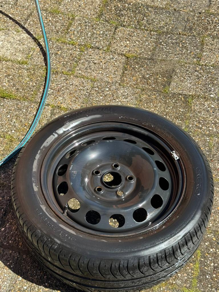 Set Michelin zomerbanden op stalen velgen 205/55 R16 (VAG), Ophalen, Zo goed als nieuw