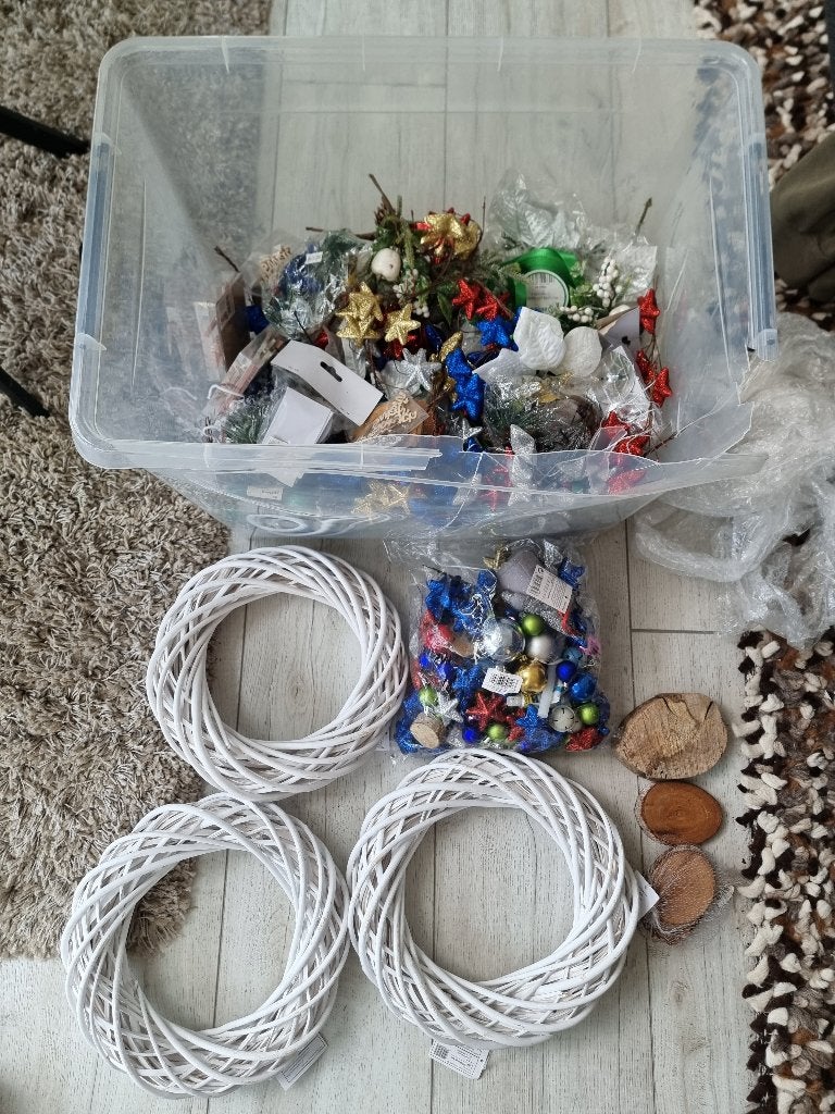 Doos kerstspullen: kransen, kerststal, verlichting, ballen, Ophalen of Verzenden, Zo goed als nieuw