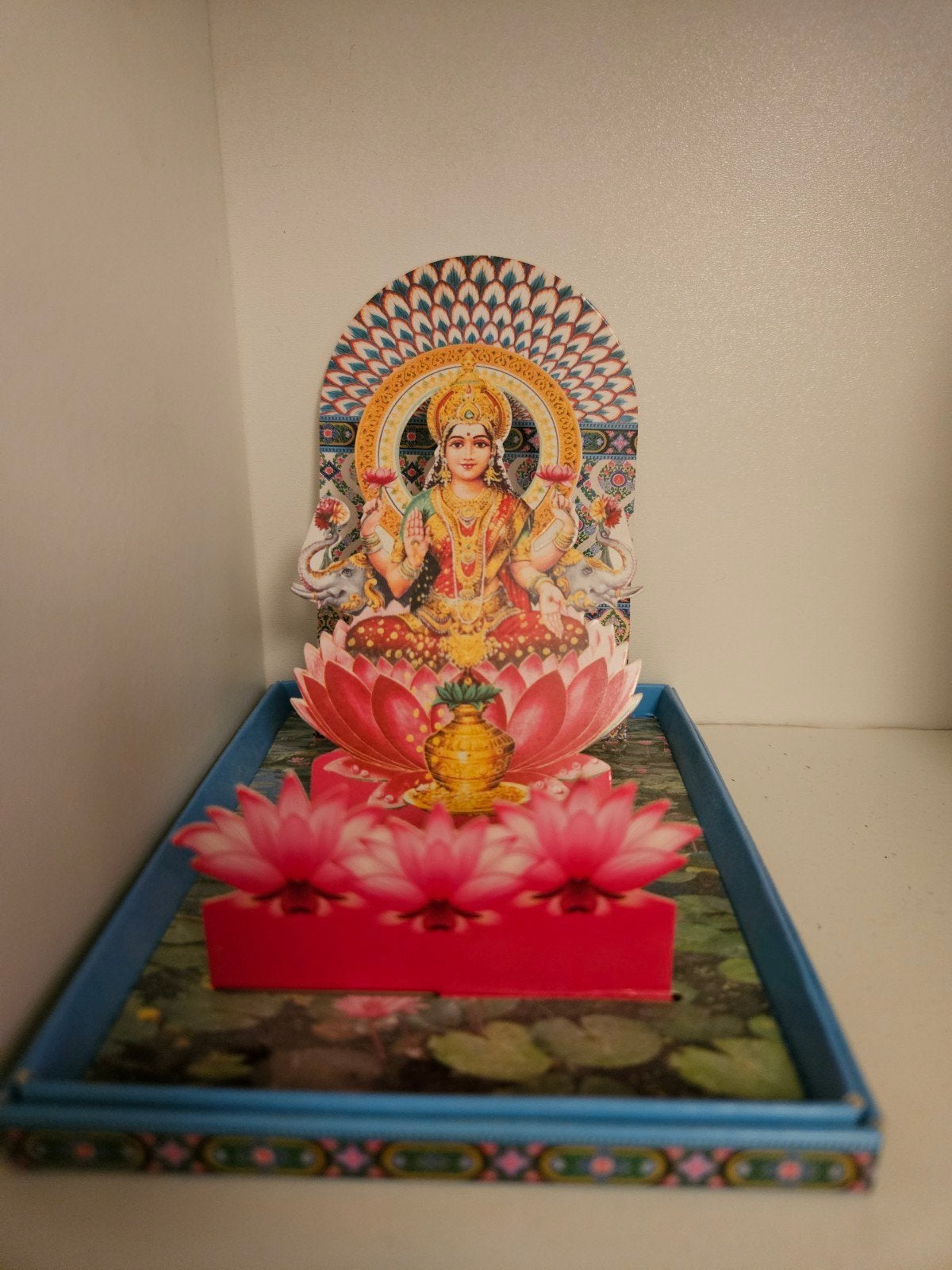 Mini Lakshmi Altaar van Karton - Draagbaar en Decoratief, Ophalen of Verzenden