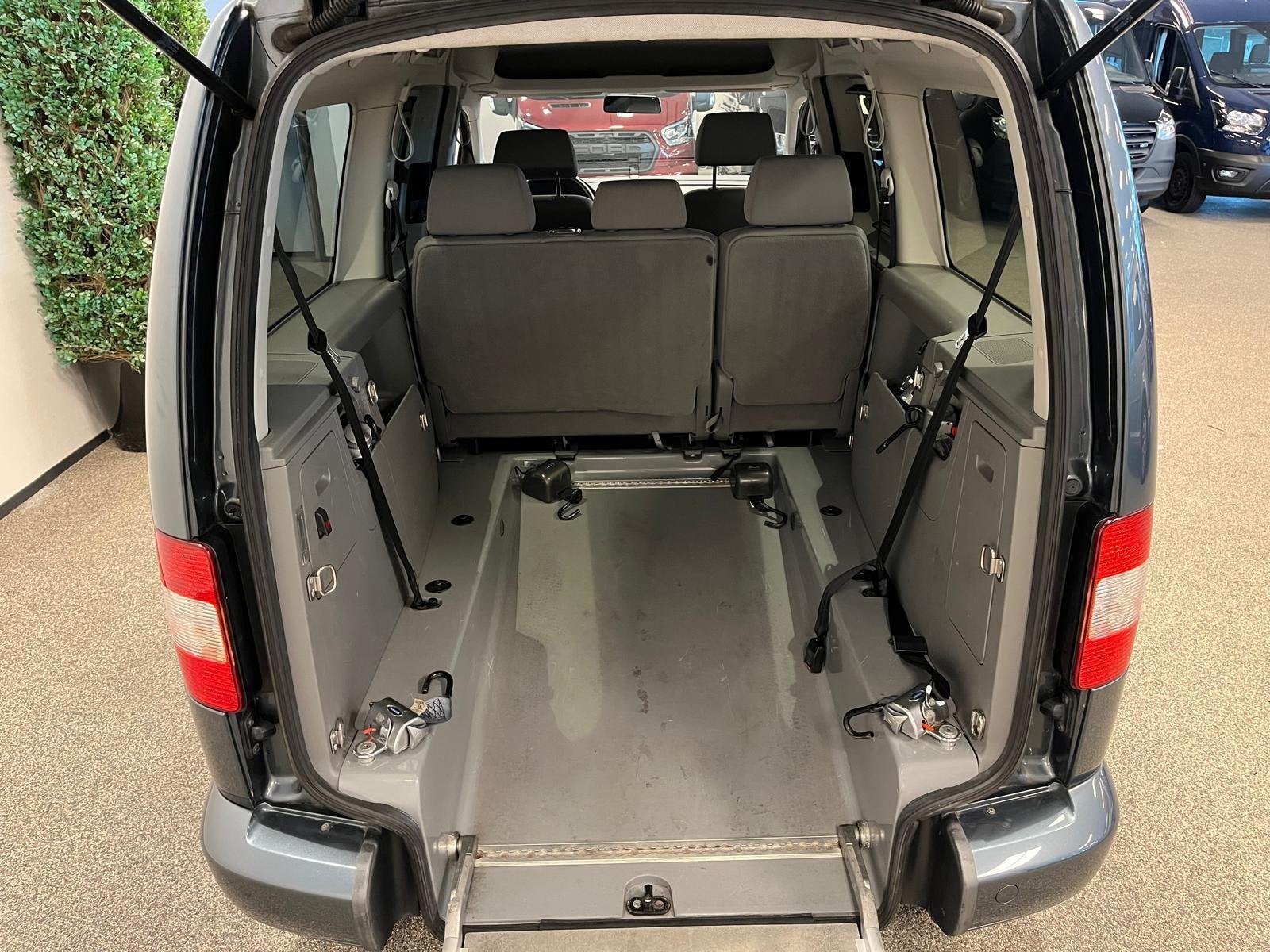 Volkswagen Caddy Maxi Rolstoelauto 5+1 incl. luchtvering, Auto's, Volkswagen, 12 maanden, Gebruikt, Grijs, 1040 kg