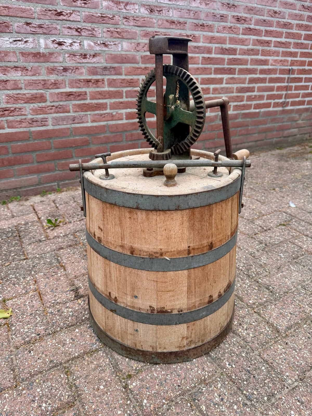 Antieke houten karn met metalen mechanisme., Ophalen