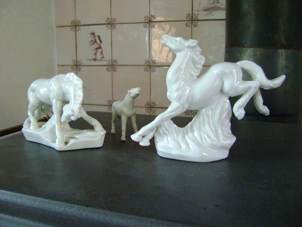 3 paarden - porselein of aardewerk, Ophalen of Verzenden, Zo goed als nieuw, Dier