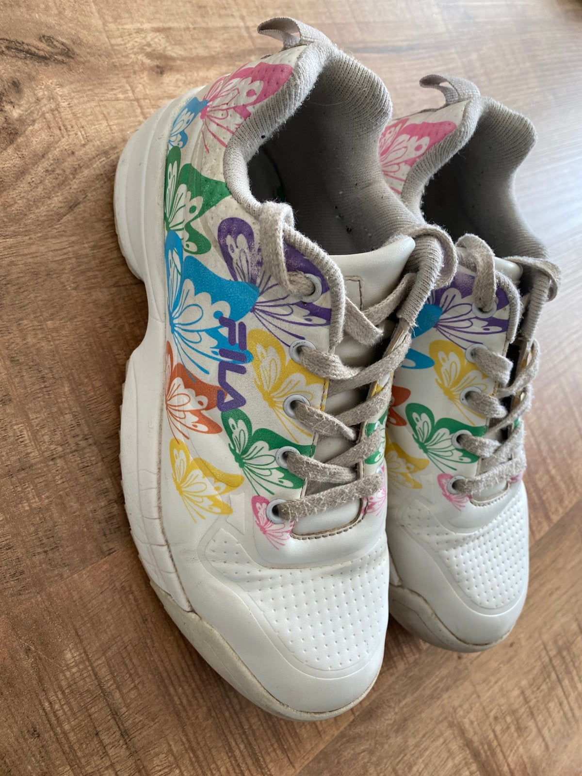 Fila witte schoenen met gekleurde vlinders mt 37, Ophalen of Verzenden, Zo goed als nieuw, Schoenen
