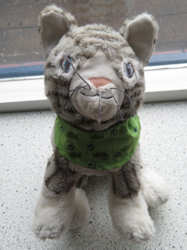 Poes of kat van IKEA grijs gestreept met groene halsdoek, IKEA, Grijs, Ophalen of Verzenden, Zo goed als nieuw