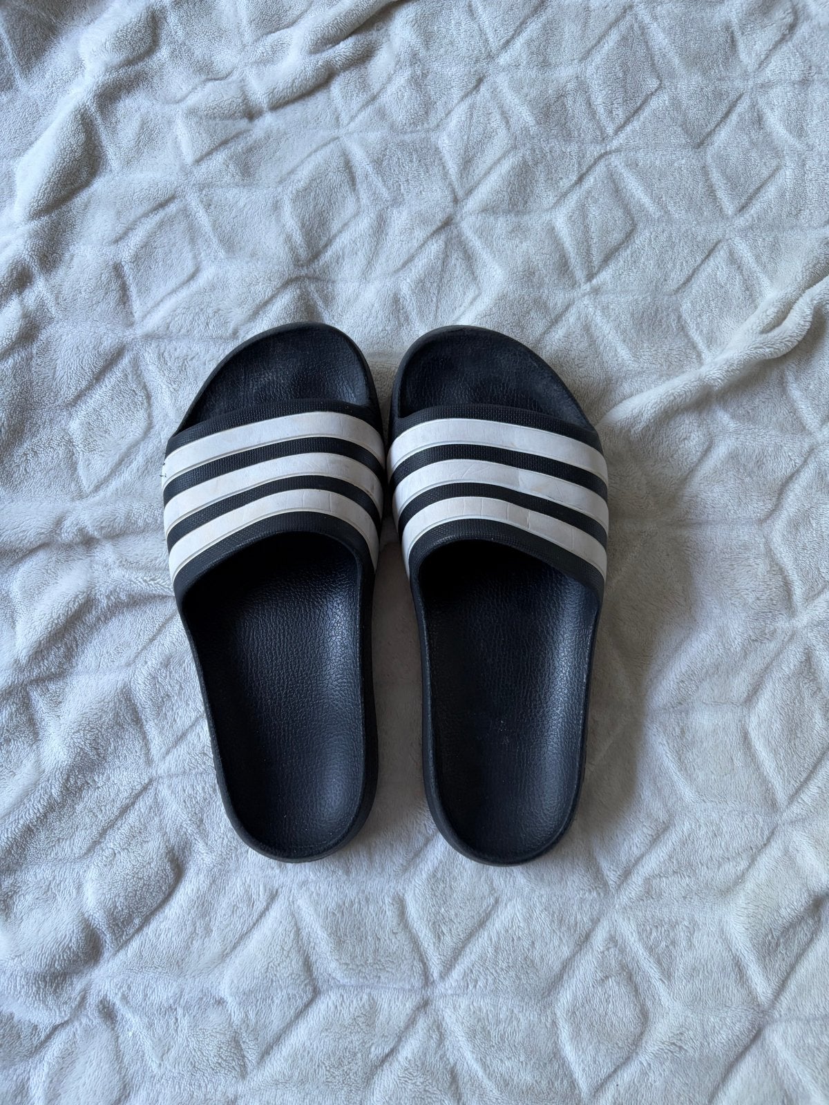 Adidas Adilette slippers zwart wit - Maat 36/37, Ophalen, Gedragen, Zwart