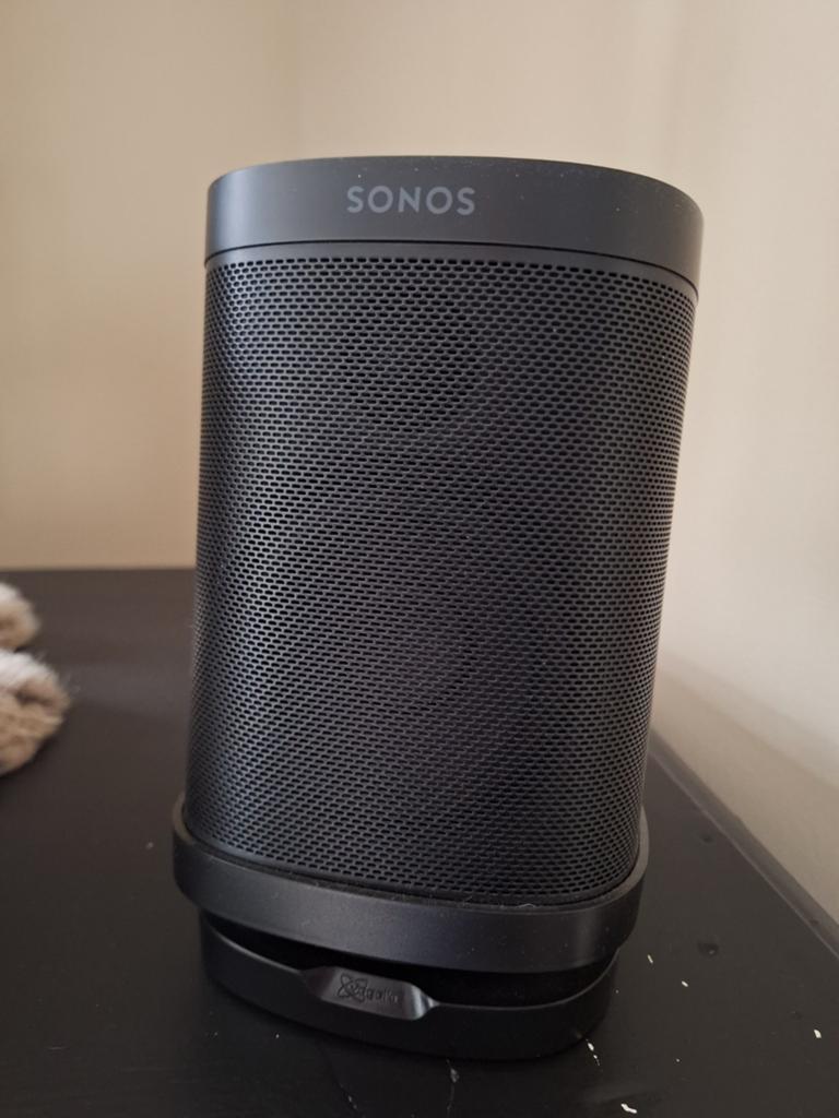 Twee Sonos One speakers met Vogels muurbeugels en stekkers, Ophalen, Zo goed als nieuw, Sonos, Minder dan 60 watt