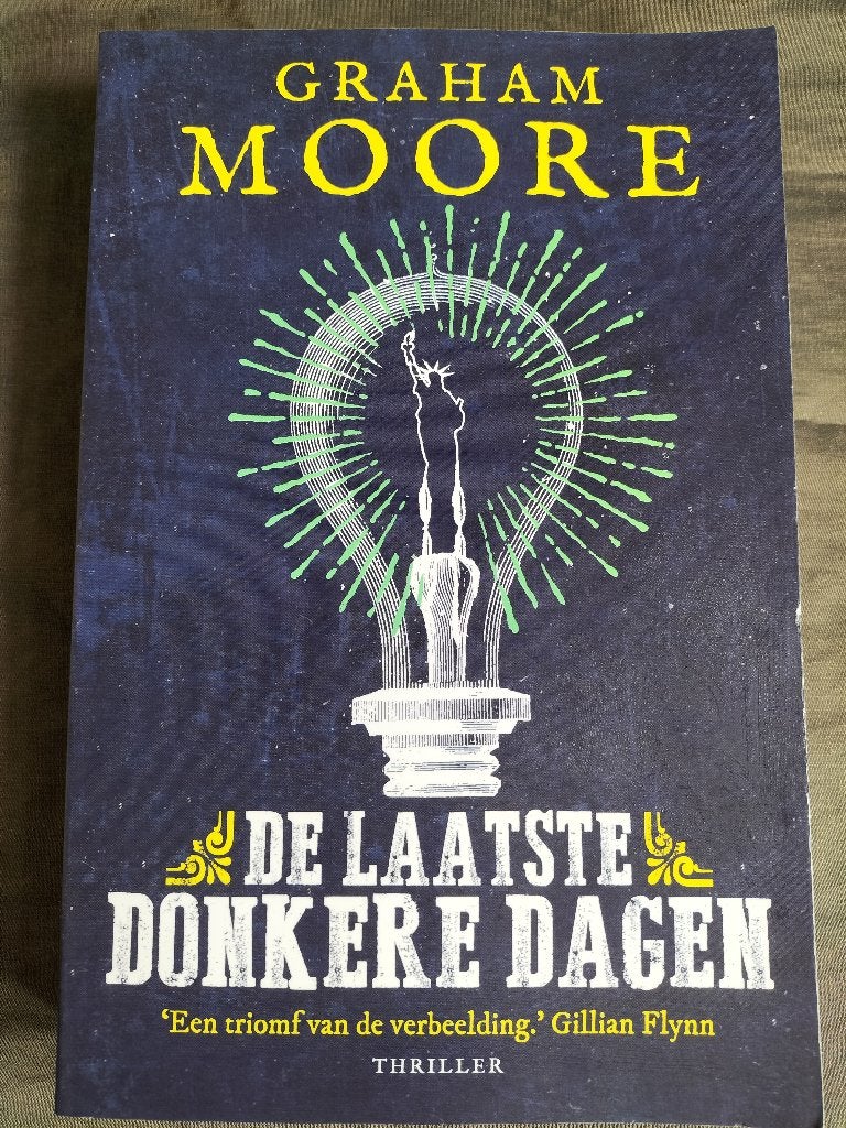 Graham Moore - De laatste donkere dagen, Ophalen of Verzenden, Zo goed als nieuw, Graham Moore