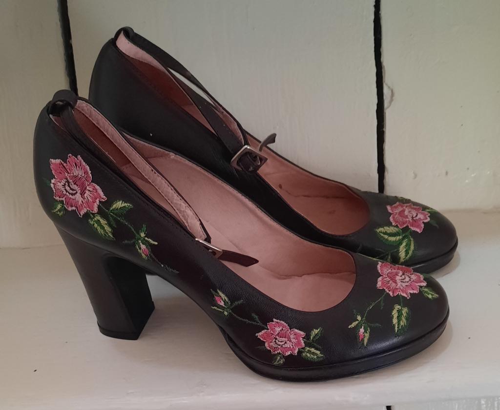 Vintage sacha hakken/pumps met borduursel maat 39, Bruin, Verzenden, Zo goed als nieuw, Schoenen met hoge hakken