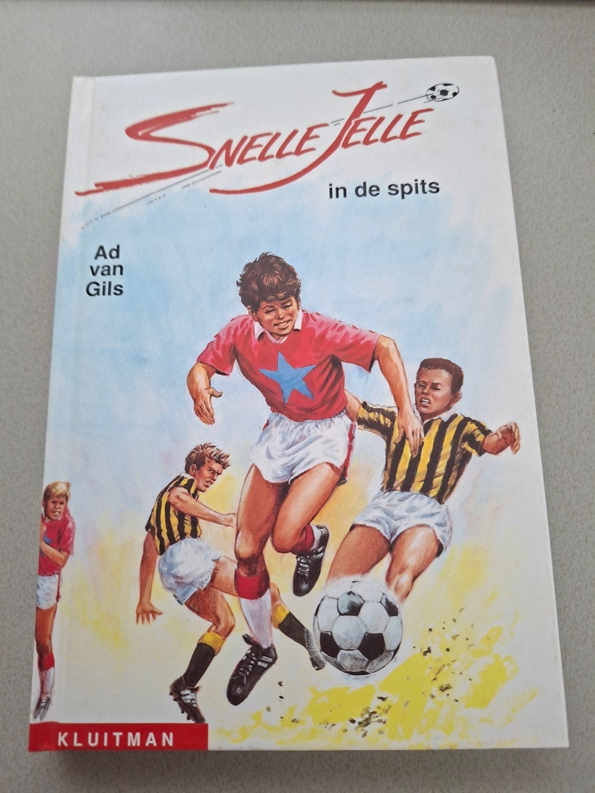 Snelle Jelle in de spits - Ad van Gils (Voetbalboek), Boeken, Ophalen of Verzenden, Gelezen, Ad van Gils, Fictie algemeen
