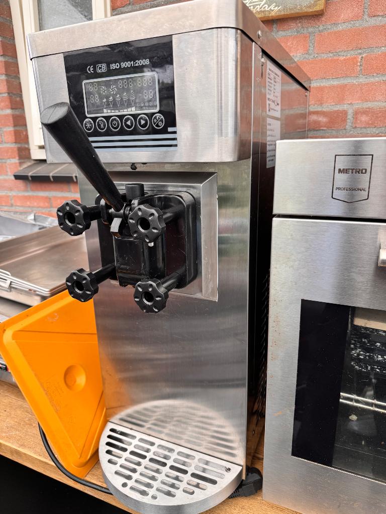 Tafelmodel Softijsmachine, Ophalen, Zo goed als nieuw, Zelfvriezend