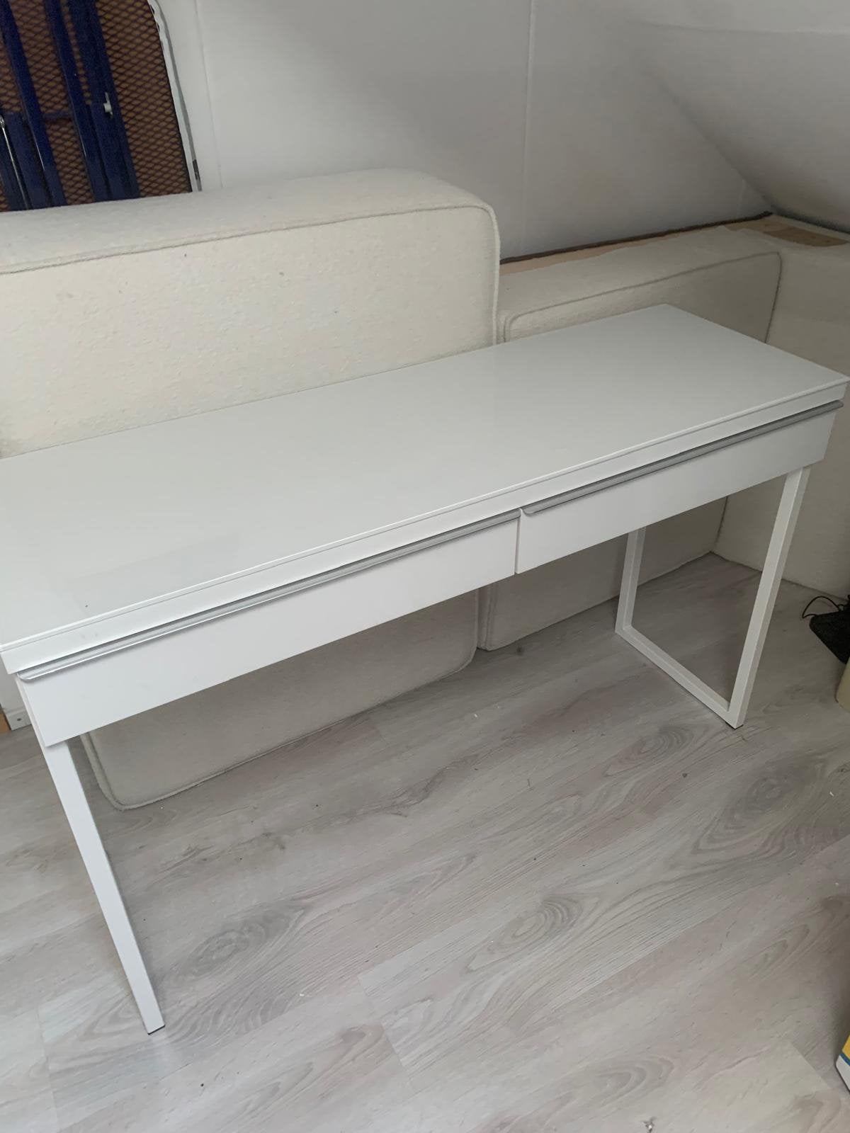 Besta make-up tafel/ bureau met bijbehorende glasplaat, Ophalen, Zo goed als nieuw