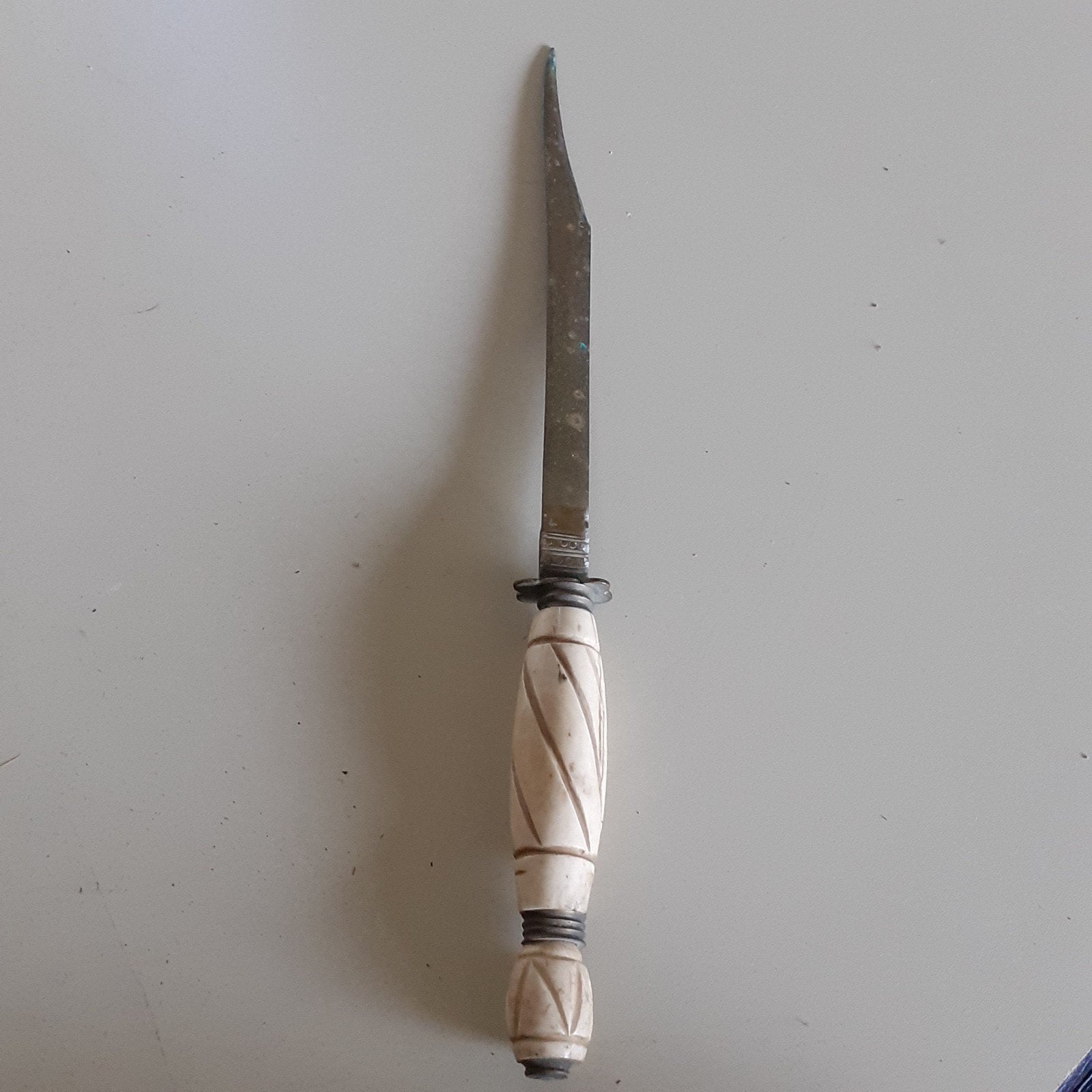 Vintage tribal dolk van messing met benen handgreep, Ophalen of Verzenden