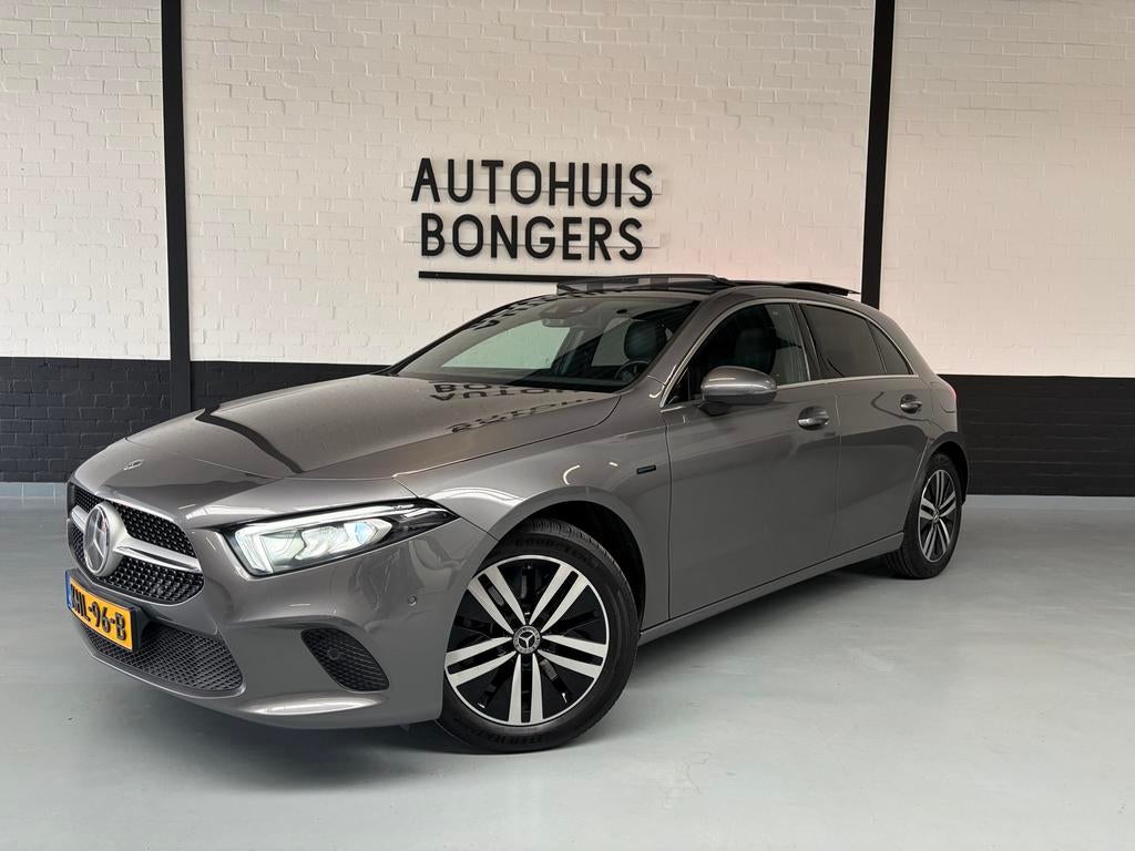 Mercedes-Benz a250e Advantage, Pano, Sfeerverlichting, Auto's, Zwart, Leder, Dealer onderhouden, Zilver of Grijs