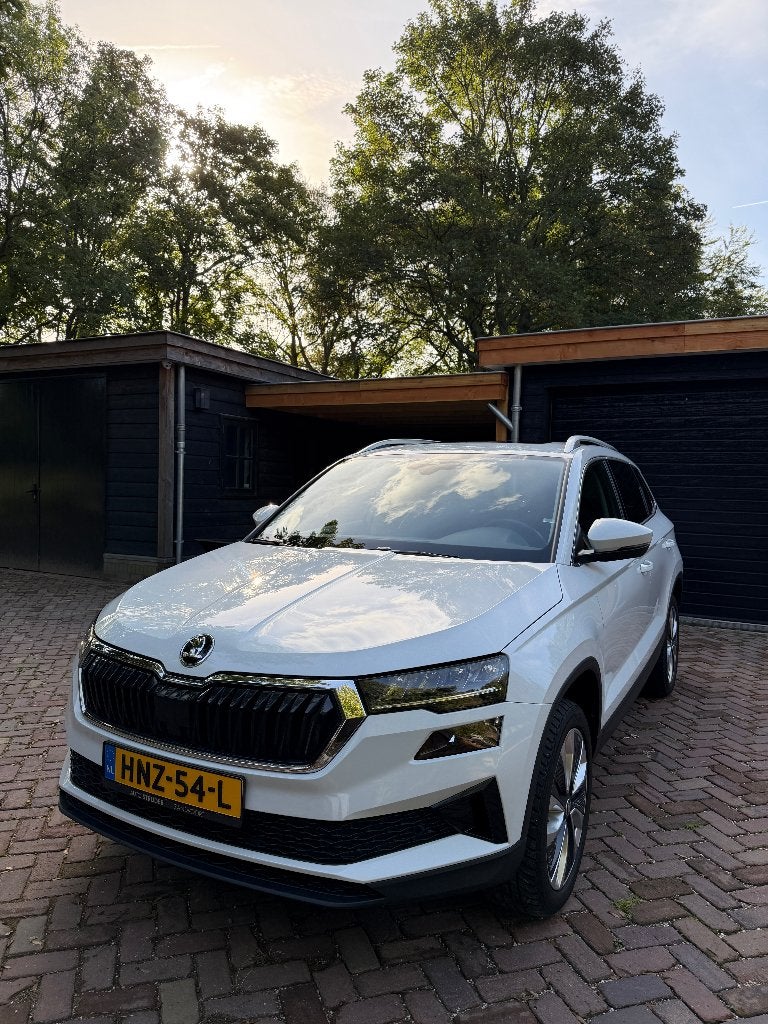 Skoda Karoq 1.5 TSI ACT Greentech 150pk 2024 Wit met panodak, Auto's, Dealer onderhouden, 1498 cc, Leder en Stof, Wit