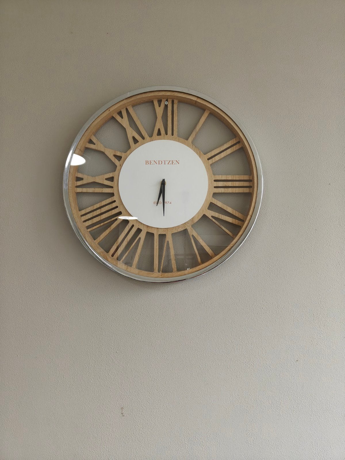 Stijlvolle Wandklok met Romeinse Cijfers - Benditzen, Ophalen of Verzenden, Zo goed als nieuw, Analoog, Wandklok