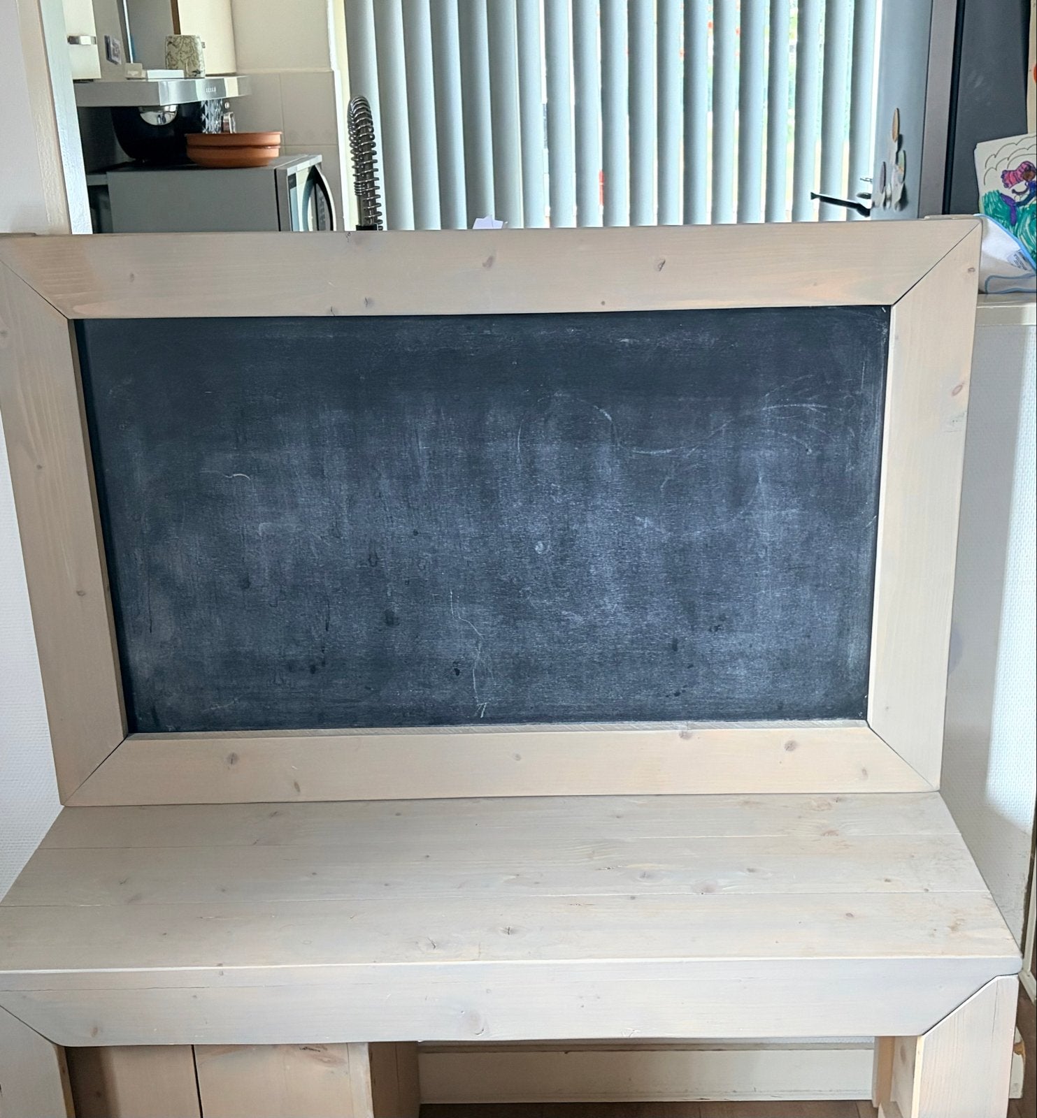 Stevig houten bureau met krijtbord - 120x130 cm, Ophalen, Opzetstuk, Gebruikt, Hout