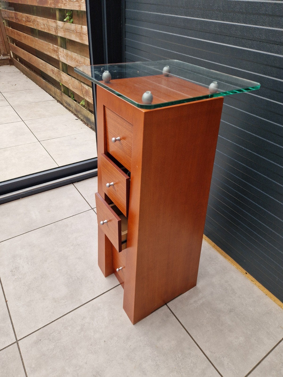Kersenhouten piramidenkast met glazen blad en lades, Ophalen, Minder dan 55 cm, Gebruikt, Modern