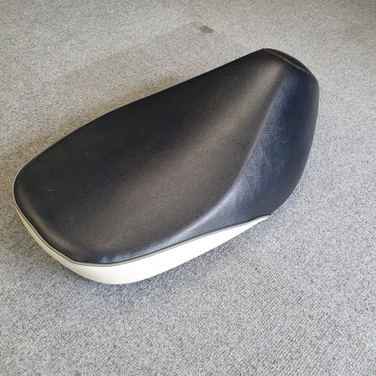 Zadel Kymco Sento zwart wit buddyseat 77201-LBC6-9000 seat, Fietsen en Brommers, Ophalen of Verzenden, Gebruikt, Zadel, Kymco