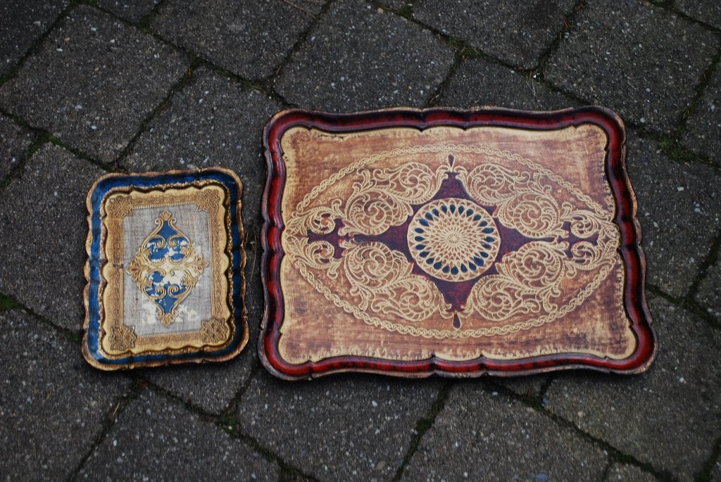 Set van 2 Vintage Dienbladen - Decoratief en Uniek, Overige materialen, Gebruikt, Decoratieve rand, Onbekend