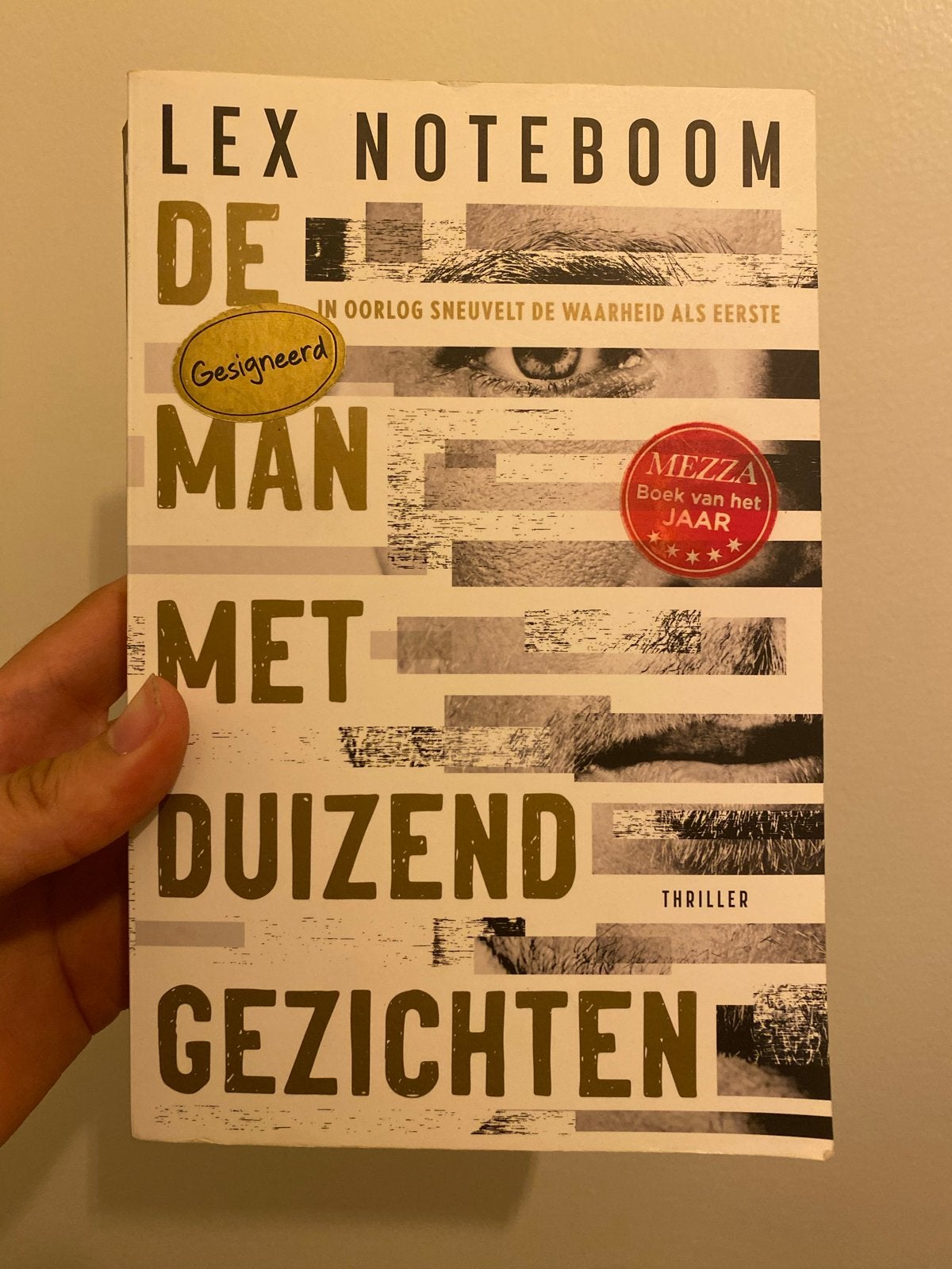 Lex Noteboom - De Man Met Duizend Gezichten (Gesigneerd), Ophalen of Verzenden, Zo goed als nieuw, Nederland
