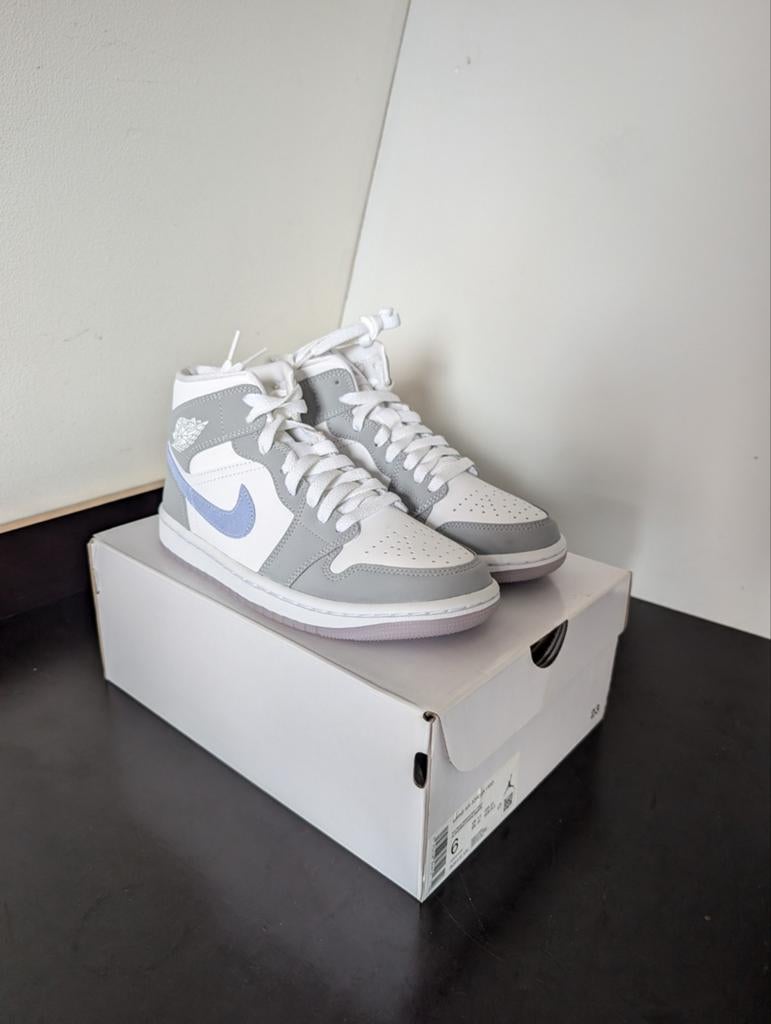 Nike Air Jordan 1 mid wolf grey, Kleding | Dames, Schoenen, Nike Air Jordan, Nieuw, Ophalen of Verzenden, Sneakers of Gympen