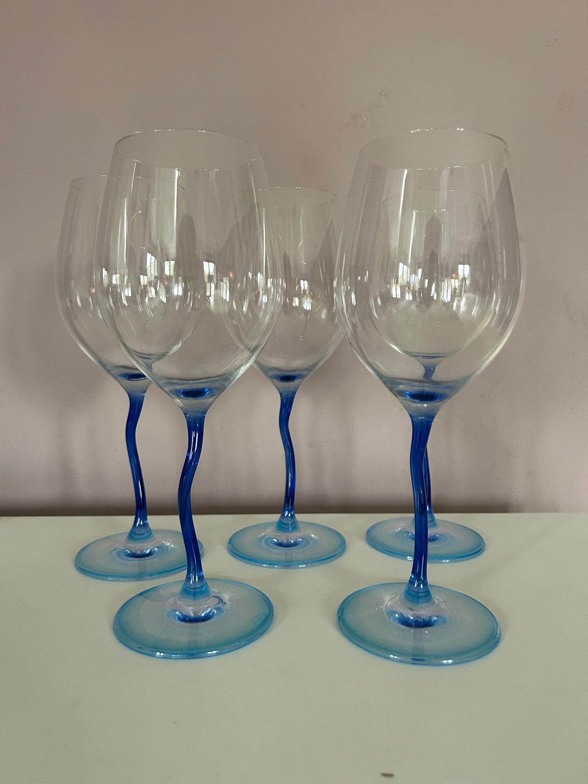 Set van 5 wijnglazen met blauwe, gedraaide steel, Ophalen, Blauw, Zo goed als nieuw, Modern