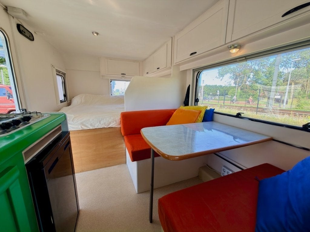 Camper met fris, modern interieur en super groot bed, Caravans en Kamperen, Campers, Overige merken, Luifel, Reservewiel, Afzuigkap