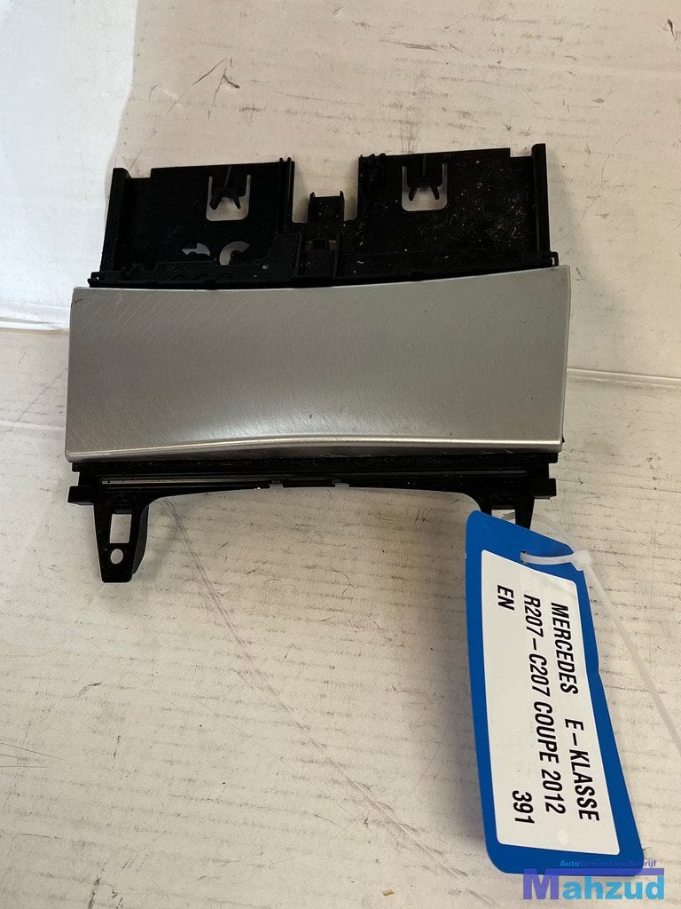 MERCEDES E C207 zilver grijs asbak 2009-2016 A2046801350, Gebruikt, Mercedes-Benz AG, Mercedes-Benz, Ophalen of Verzenden