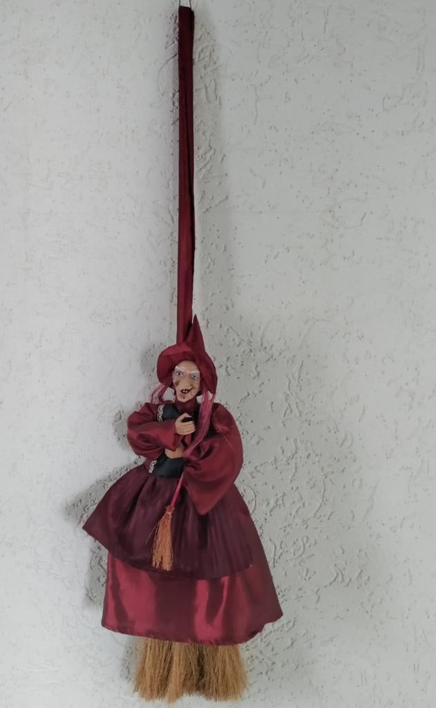Heks,Bezem,Witch,decoratie,Jurk,vrouw,herfst,rood,Satijn,pop, Verzamelen, Poppen, Nieuw, Overige typen, Ophalen of Verzenden