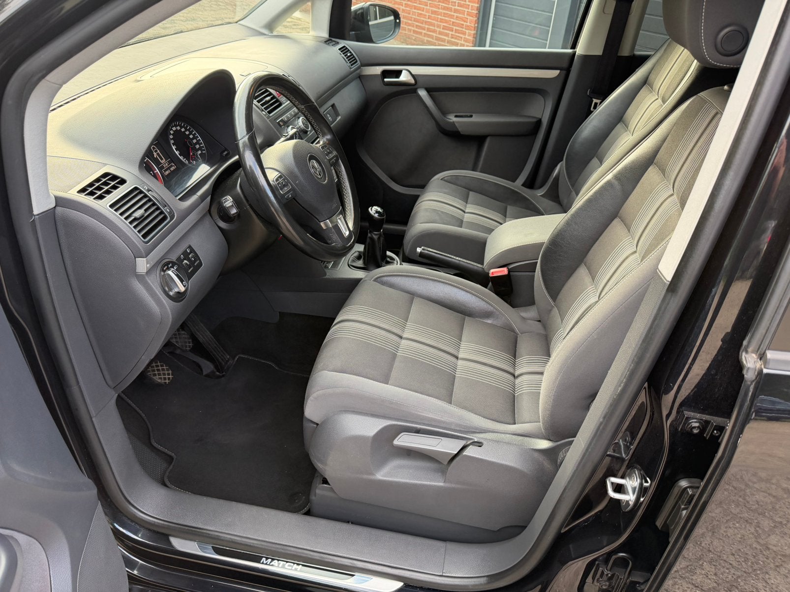 Volkswagen Touran 1.2 TSI MATCH 77KW 7-Persoons GARANTIE|PDC, Auto's, Voorwielaandrijving, Euro 5, Zwart, 4 cilinders