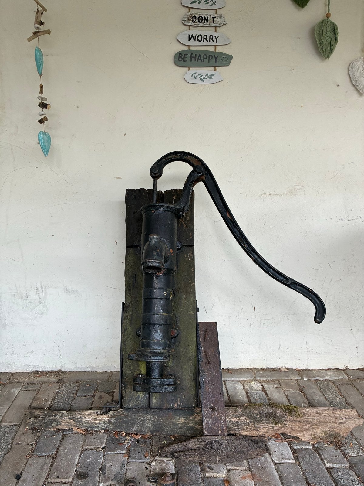 Antieke gietijzeren waterpomp, Ophalen