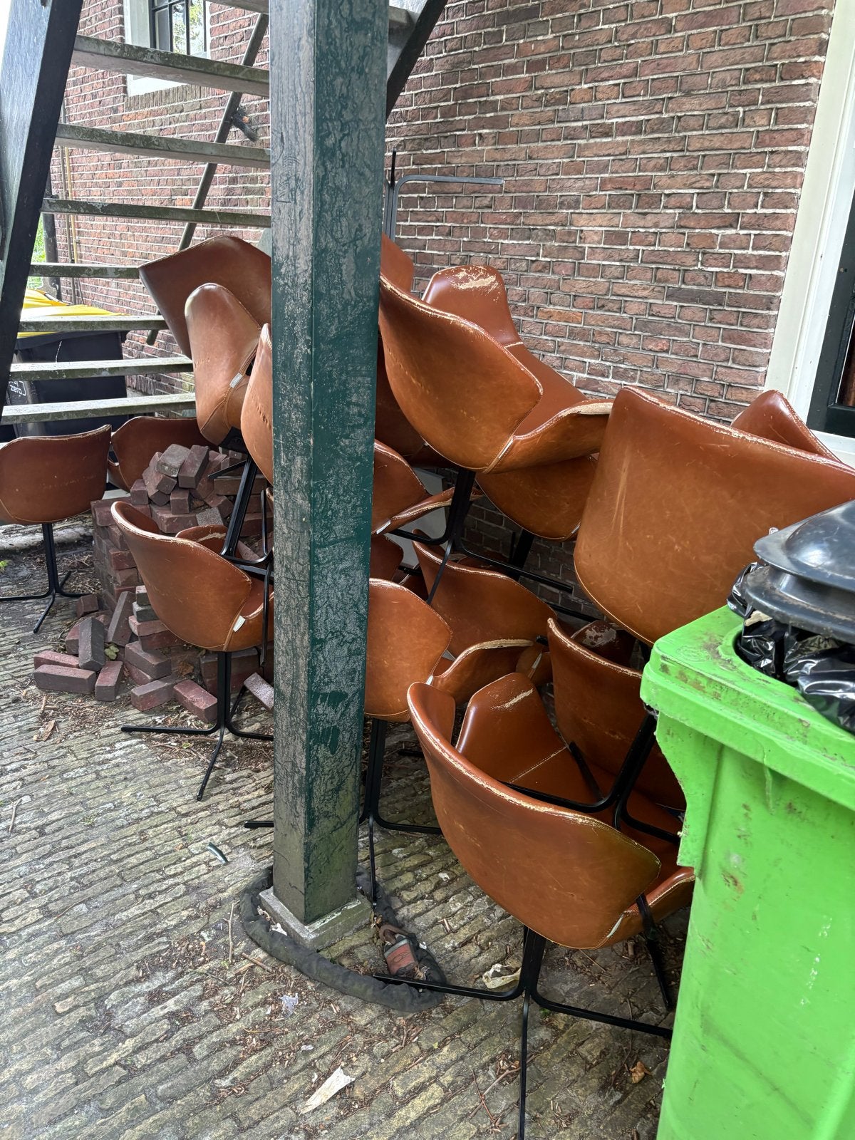 Partij vintage bruine kuipstoelen - opknappers, Ophalen