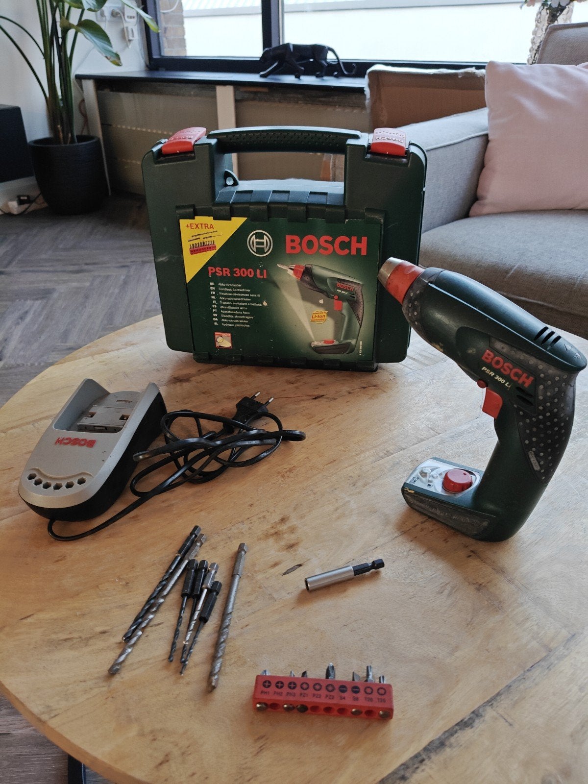 Bosch PSR 300 LI Accuboormachine met accessoires, Doe-het-zelf en Verbouw, Gereedschap | Boormachines, Gebruikt, Variabele snelheid