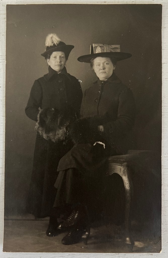 Oude foto/ansichtkaart 2 dames met bontmof, Gebruikt, Foto, Ophalen of Verzenden, Voor 1940
