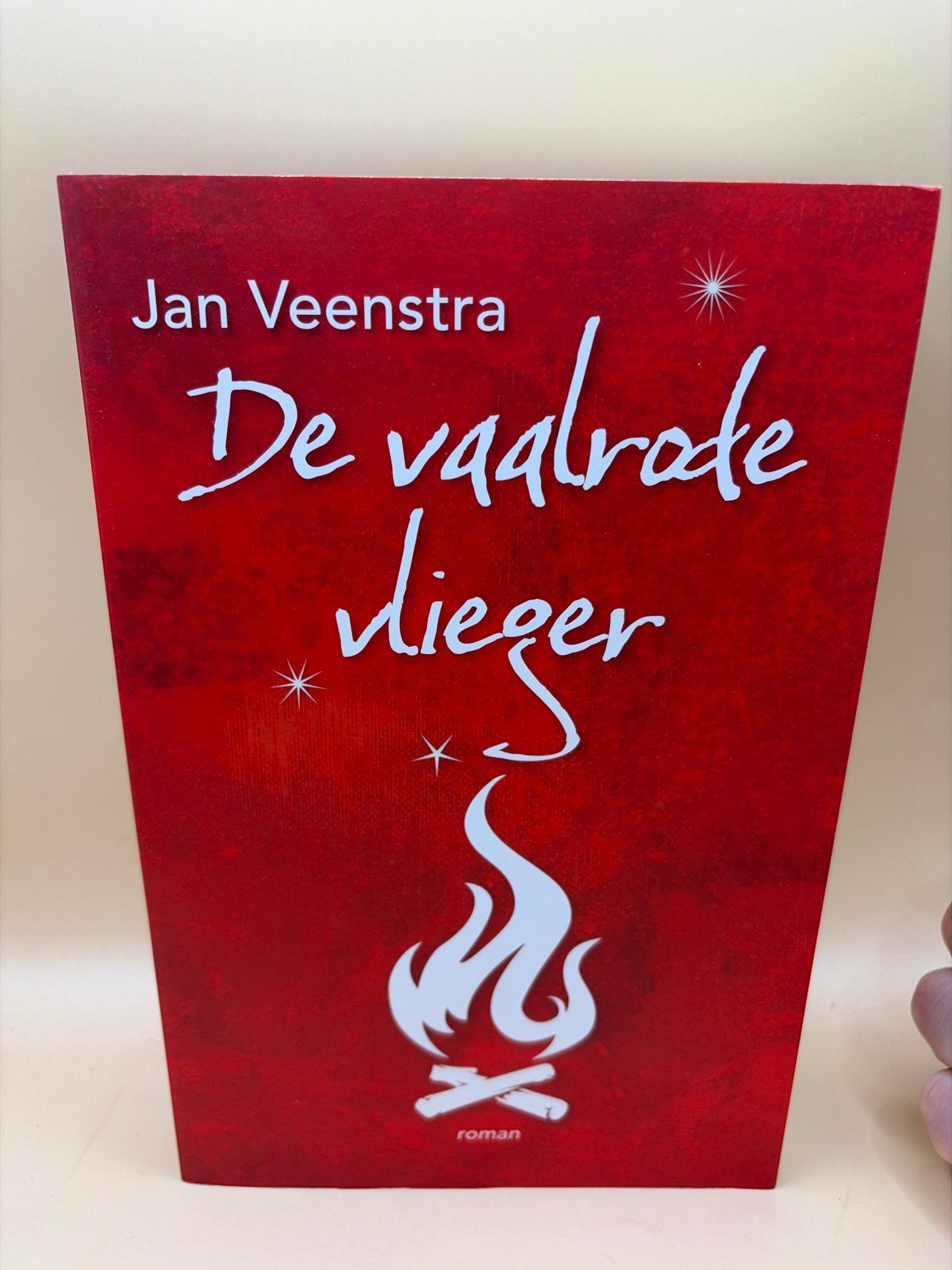 De vaalrode vlieger - Jan Veenstra (roman), Boeken, Ophalen of Verzenden, Zo goed als nieuw, Nederland