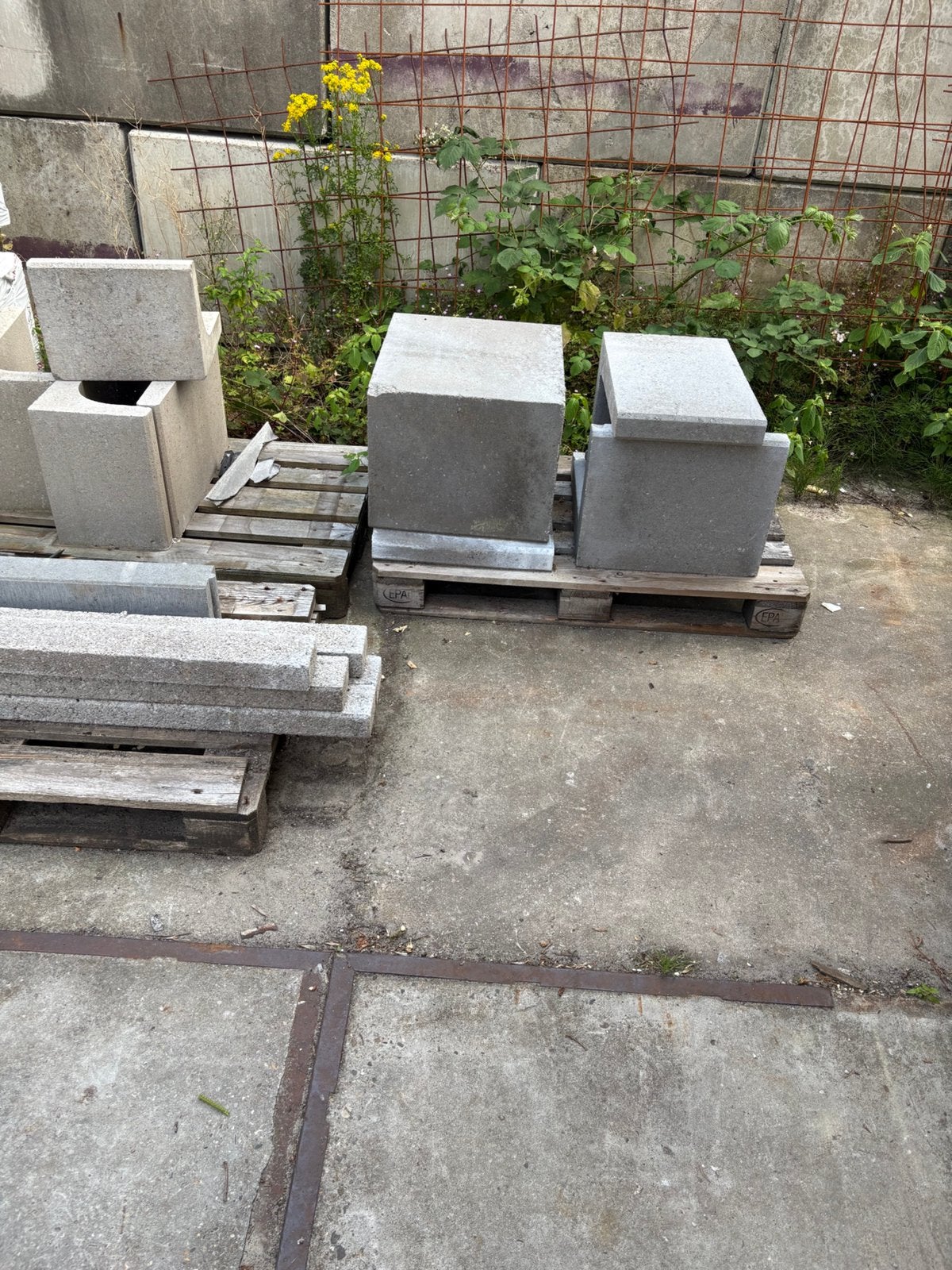 Betonrestanten keerwanden, stapelblokken, latei en dakpannen, Tuin en Terras, Tegels en Klinkers, Ophalen, Gebruikt, ., Overige typen