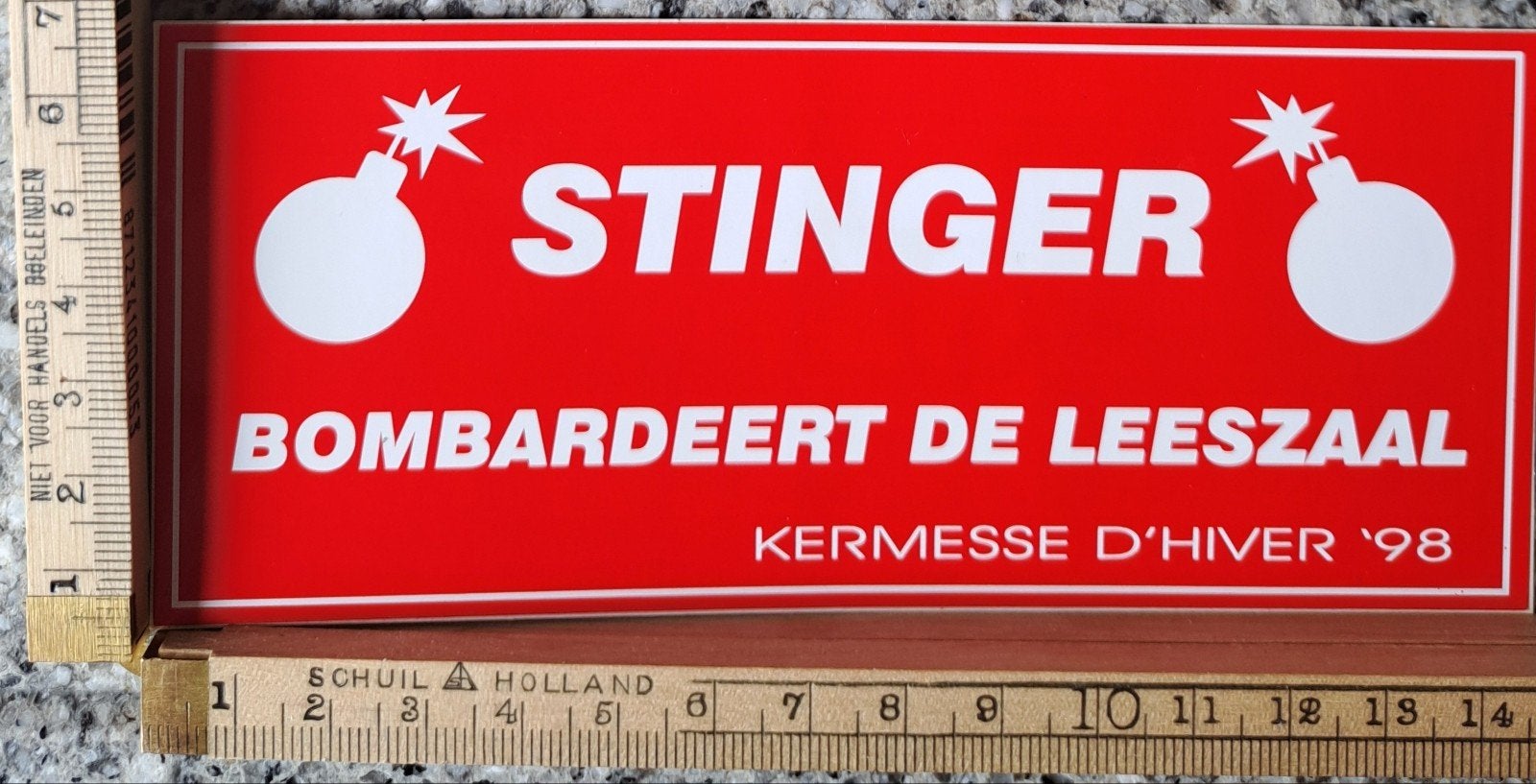 vintage kermis sticker Stinger bombardeert de leeszaal, Verzamelen, Ophalen of Verzenden, Zo goed als nieuw