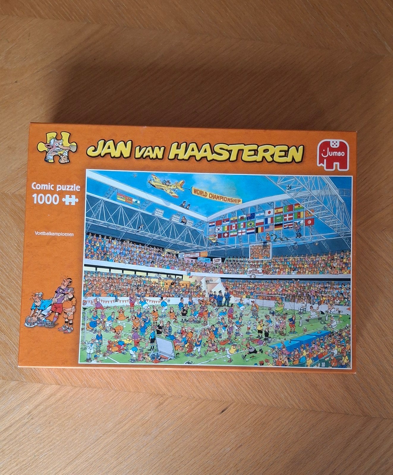 Jan van Haasteren puzzel - Het Stadion (1000 stukjes), Ophalen of Verzenden, 500 t/m 1500 stukjes, Zo goed als nieuw, Legpuzzel
