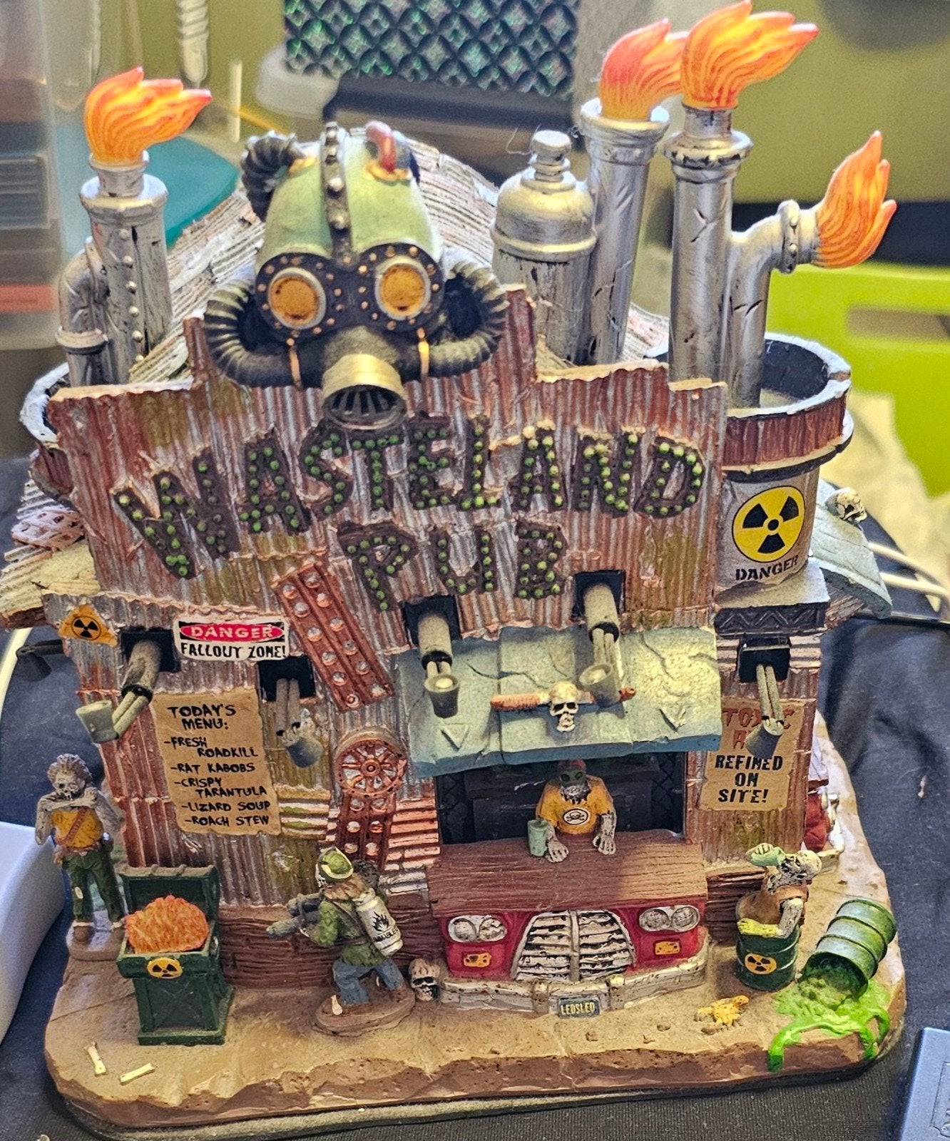 Lemax Wasteland Pub - Fallout Themed Kersthuisje, Verzamelen, Ophalen of Verzenden, Zo goed als nieuw