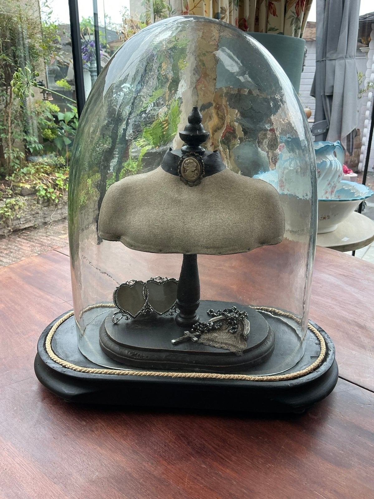 Grote oude stolp met kleine tafel buste, Ophalen