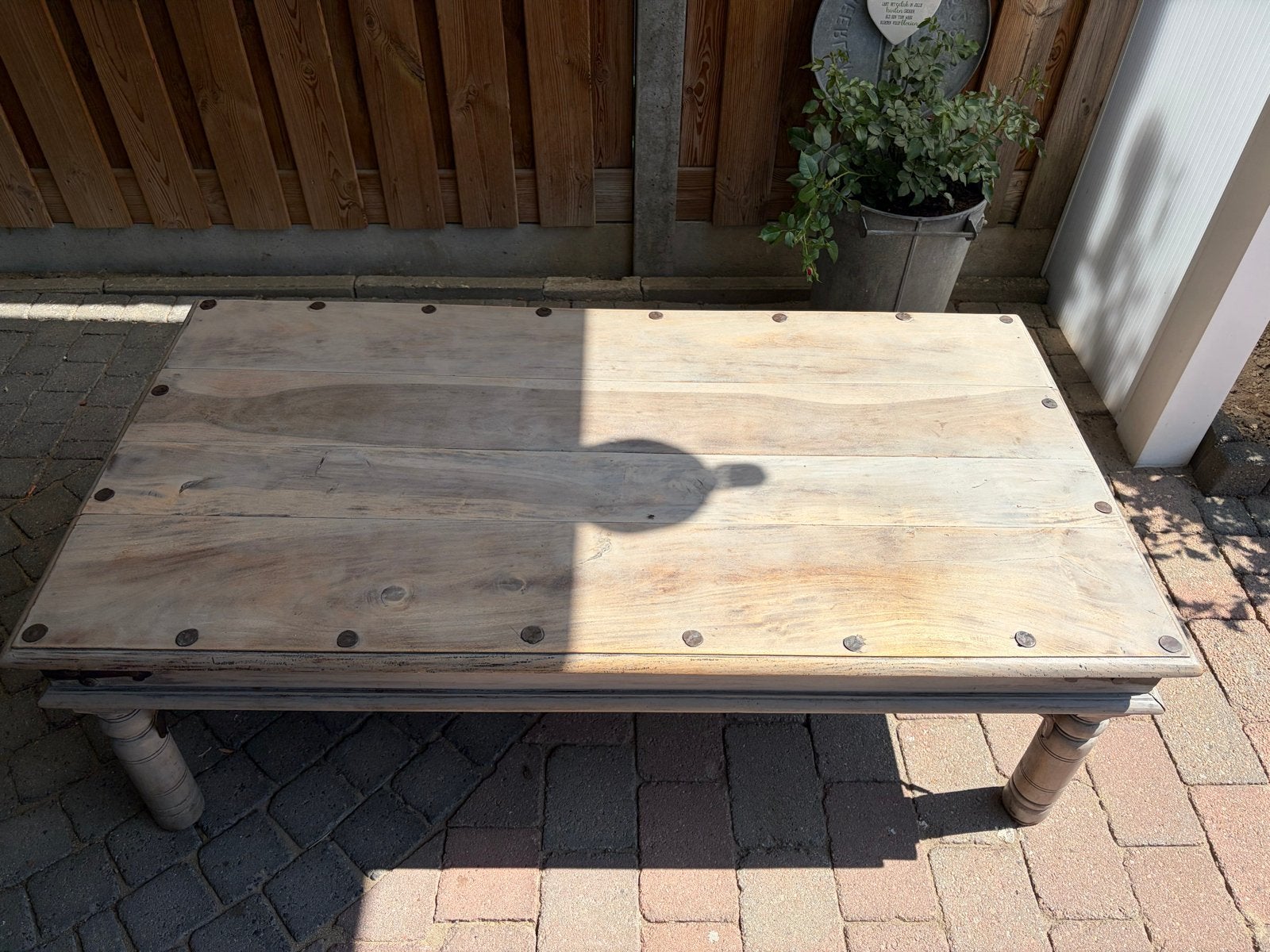 Robuuste houten salontafel met metalen details, Ophalen, Gebruikt, 100 tot 150 cm, 50 tot 100 cm