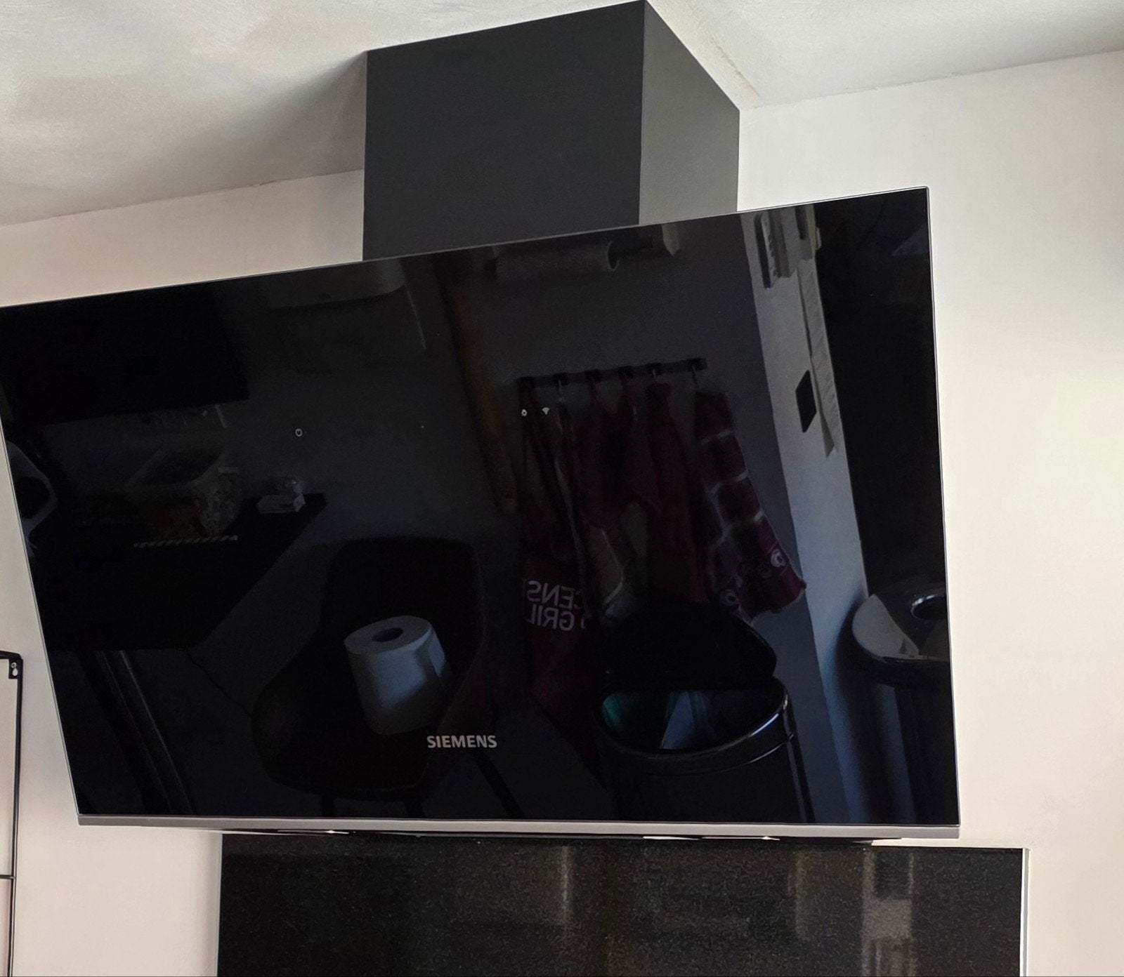 Siemens LC91KLT60B Afzuigkap - 1 jaar oud, wifi-connectie, Ophalen, Wandschouwkap, 800 m³ per uur of meer, Zo goed als nieuw
