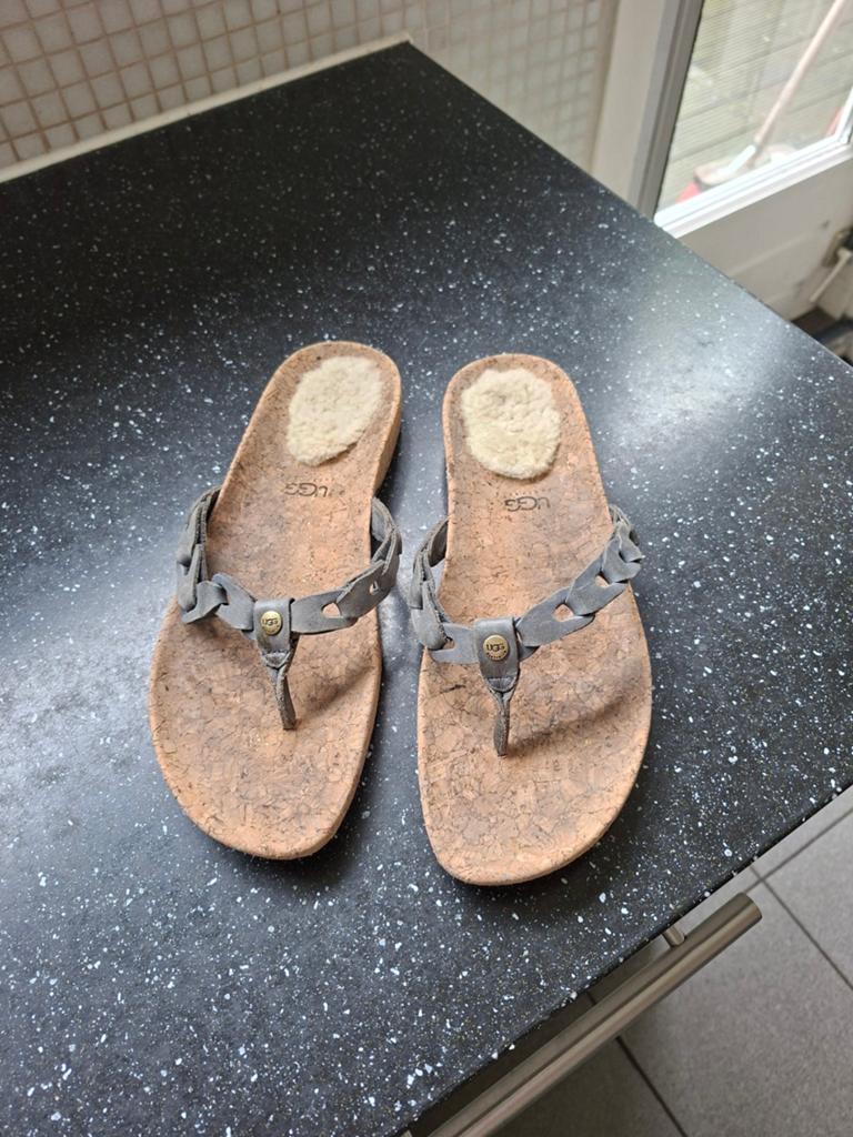 UGG teenslippers grijs maat 42, Ophalen of Verzenden, Zo goed als nieuw