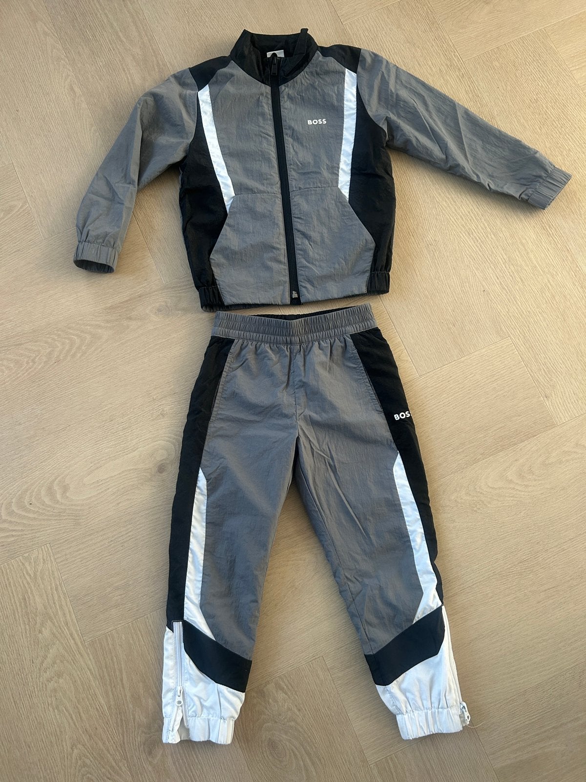 Hugo boss tracksuit traininsgpak 5/110, Ophalen of Verzenden, Zo goed als nieuw, Jongen, Jas