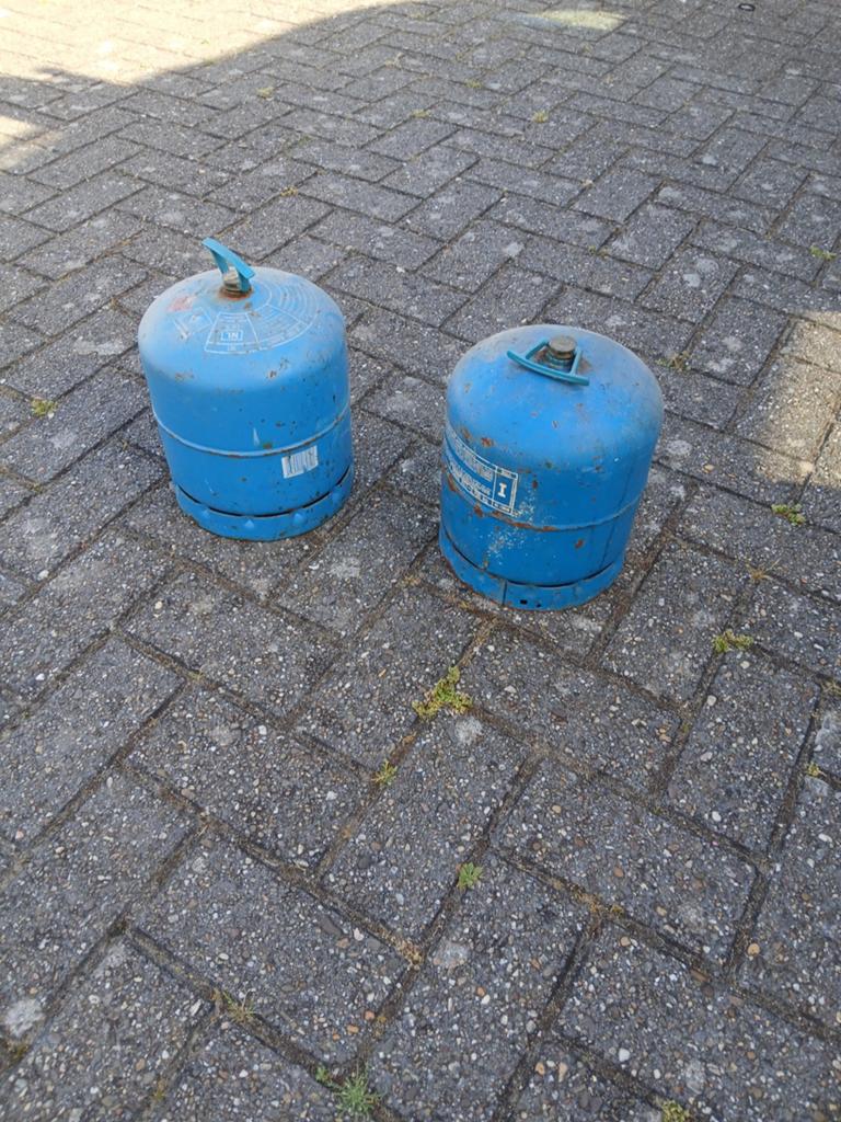 2 camping gaz tanks met gedeeltelijke inhoud, Ophalen