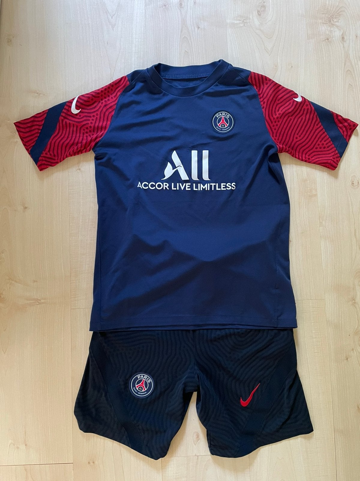 SAINT-GERMAIN PARIS sport setje 158-170. NIKE, Ophalen of Verzenden, Zo goed als nieuw, Jongen of Meisje, Sport- of Zwemkleding