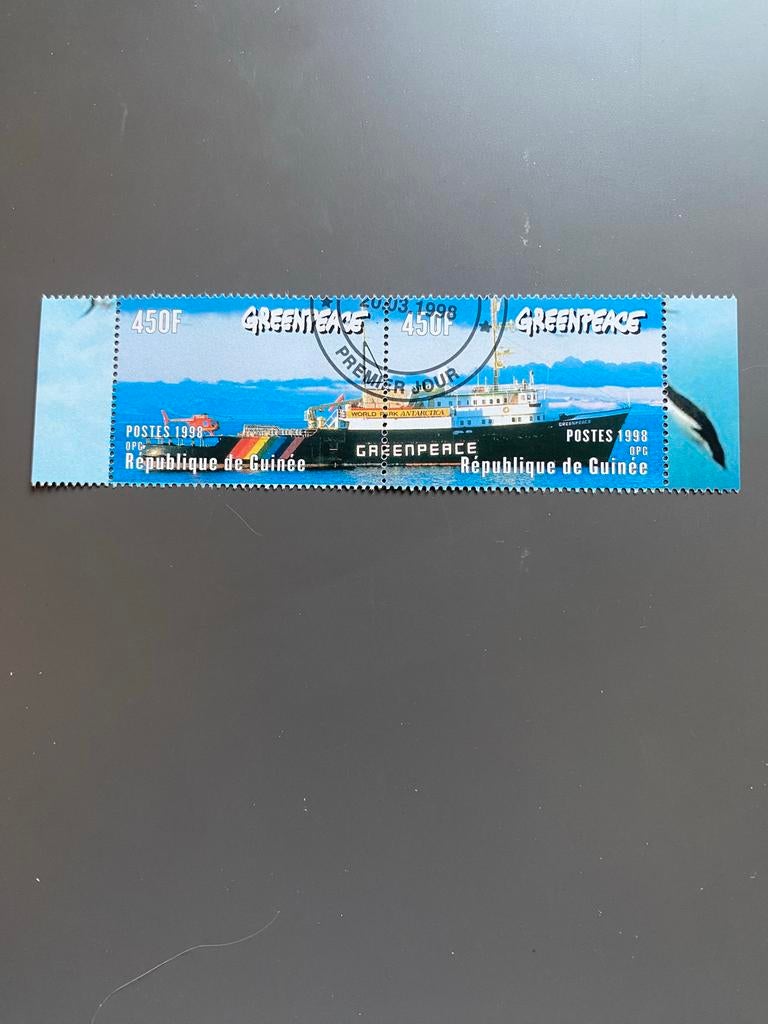 2 gestempelde postzegels Guinee 1998 - Greenpeace schip, Ophalen of Verzenden, Gestempeld, Overige thema's