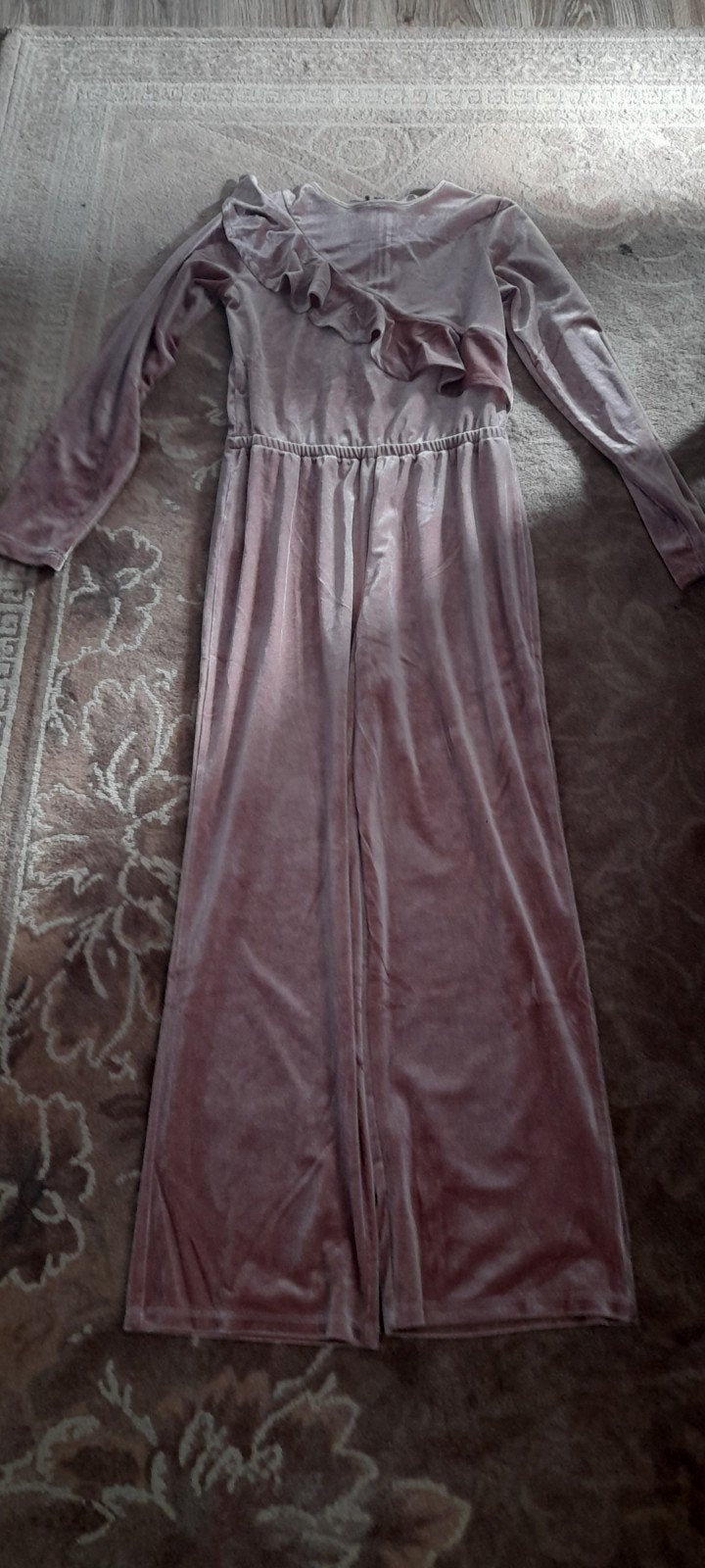 Roze fluwelen jumpsuit met ruches - MNG, Kleding | Dames, Maat 38/40 (M), Verzenden, MNG, Zo goed als nieuw